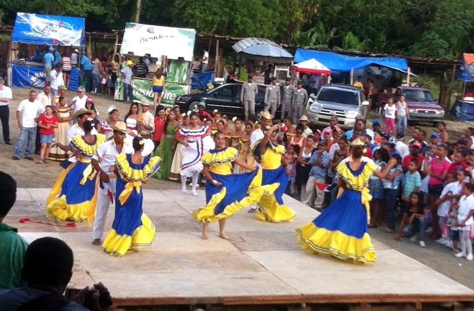 Presentación baile folclorico en inauguración del segundo festival nacional del cacao